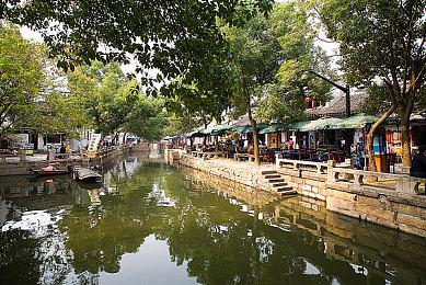 《完蛋我被美女包围2》新花絮 两美女展示手势舞